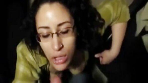Böyük döşləri olan bimbo partnyoru ilə divanda əylənir