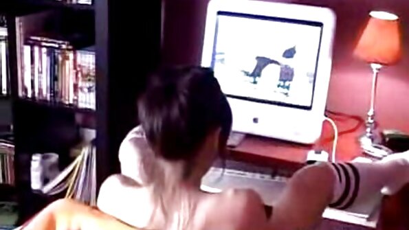 Seksual gənc qadın bizə yaş və incə götünü necə silkələdiyini göstərir