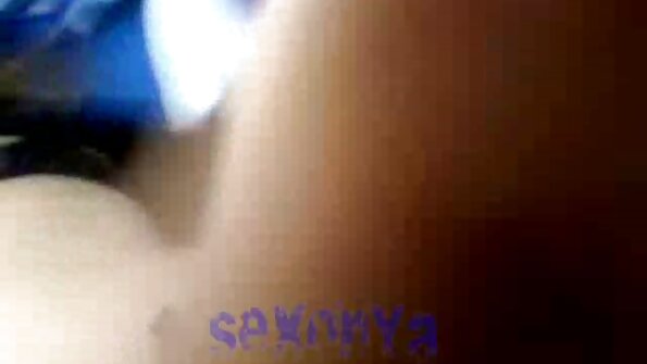 Böyük bir xoruz isti və vəhşi qaraşın anal içərisində gedir
