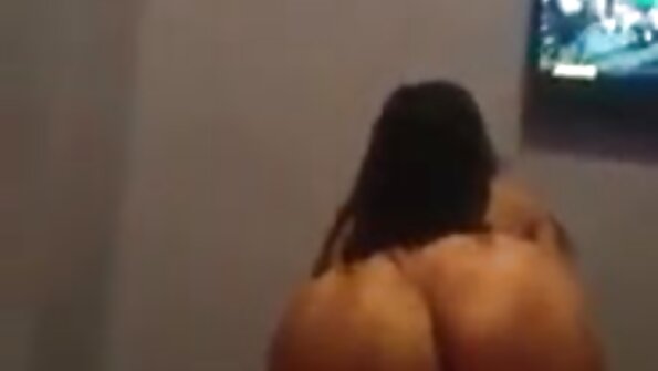 Anal seksdən həzz alan qaraşın qadın deşiklərinə qulluq edir