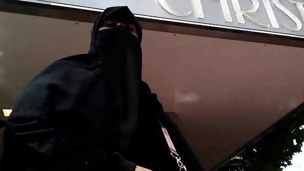 Gözəl siması olan seksual qaraşın qadın zərbə vurmaq üçün oturur