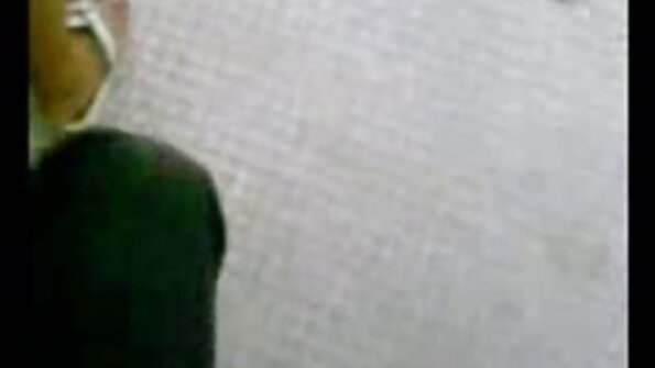 Pambıq külotlu gözəl rusiyalı yeniyetmə anal sekslə məşğul olur